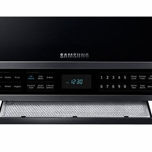 Four à micro-ondes à hotte intégrée de 2,1 pi³ avec technologie Smart Multi Sensor en Acier inoxidable Noir Samsung ( ME21H706MQG )
