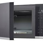 Four &agrave; Micro-Ondes &agrave; Hotte Int&eacute;gr&eacute;e 1.3 pi&sup3; / 400 CFM &agrave; Profil Bas en Acier Inoxydable LG ( MVEF1323F )